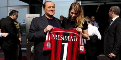 Silvio Berlusconi visita la nuova sede del Milan con in mano la maglia numero 1 accompagnato dalla figlia e Ad rossonero Barbara Berlusconi, Milano, 6 giugno 2014.  ANSA/MOURAD BALTI TOUATI