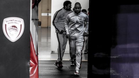 Ο Βασίλης Σπανούλης βγαίνει από τα αποδυτήρια πριν από αγώνα του Ολυμπιακού στην EuroLeague
