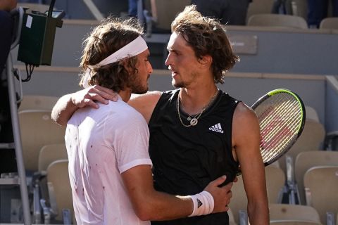 Ο Αλεξάντερ Ζβέρεφ και ο Στέφανος Τσιτσιπάς στο πλαίσιο αγώνα τους για το Roland Garros | 11 Ιουνίου 2021