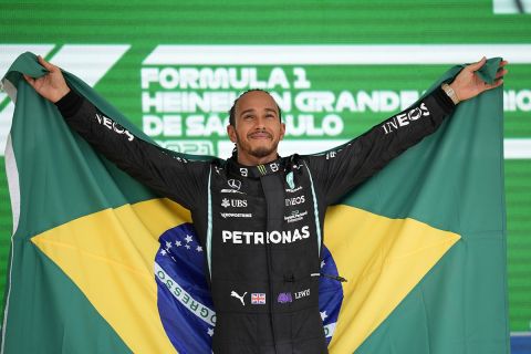 Ο Λιούις Χάμιλτον πανηγυρίζει τον θρίαμβό του στο Grand Prix του Σάο Πάουλο | 14 Νοεμβρίου 2021