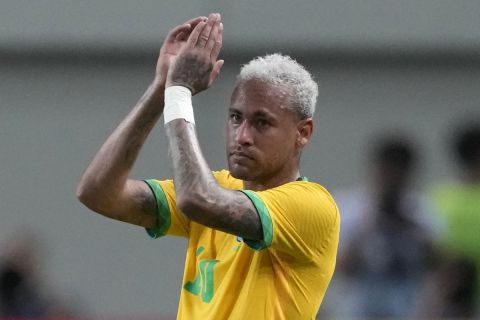 Ο Νεϊμάρ χειροκροτά κατά τη διάρκεια φιλικού αγώνα της Νότιας Κορέας με τη Βραζιλία