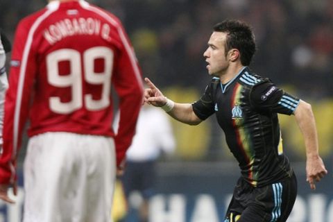 Olympique Marseille's Mathieu Valbuena (R) celebrates after scoring, with Spartak Moscow's Dmitri Kombarov in the foreground, during their Champions League Group F soccer match at Luzhniki stadium in Moscow November 23, 2010.  REUTERS/Grigory Dukor  (RUSSIA - Tags: SPORT SOCCER)