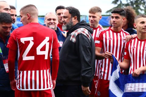 Ο Βαγγέλης Μαρινάκης πανηγυρίζει με τους παίκτες του Ολυμπιακού Κ19 την πρόκριση στον τελικό του Youth League 2023-2024, Νιόν | Παρασκευή 19 Απριλίου 2024