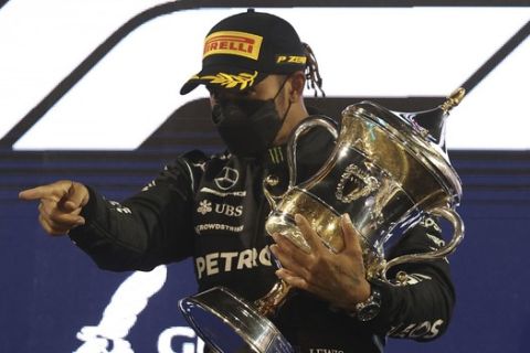 Ο Λιούις Χάμιλτον πανηγυρίζει τη νίκη στο Μπαχρέιν στον πρώτο αγώνα της Formula 1.