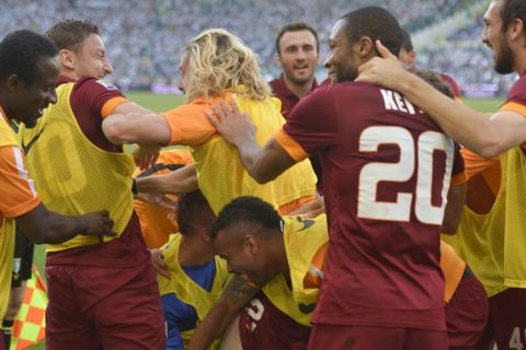 ROME, ITALY - MAY 25:  AS Roma player celebrate after goal scoring by Juan Manuel Iturbe during the Serie A match between SS Lazio and AS Roma at Stadio Olimpico on May 25, 2015 in Rome, Italy.  (Photo by Luciano Rossi/AS Roma via Getty Images)