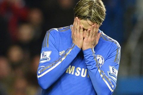 Chelsea's Fernando Torres reacts following a missed opportunity against Manchester City during their English Premier League soccer match at Stamford Bridge stadium in London November 25, 2012.    REUTERS/Russell Cheyne (BRITAIN - Tags: SPORT SOCCER) NO USE WITH UNAUTHORIZED AUDIO, VIDEO, DATA, FIXTURE LISTS, CLUB/LEAGUE LOGOS OR "LIVE" SERVICES. ONLINE IN-MATCH USE LIMITED TO 45 IMAGES, NO VIDEO EMULATION. NO USE IN BETTING, GAMES OR SINGLE CLUB/LEAGUE/PLAYER PUBLICATIONS. FOR EDITORIAL USE ONLY. NOT FOR SALE FOR MARKETING OR ADVERTISING CAMPAIGNS