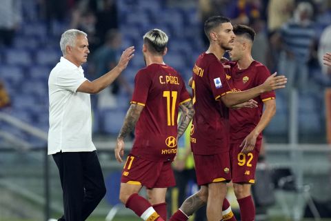 Ο Ζοζέ Μουρίνιο σε αγώνα της Ρόμα για την πρεμιέρα της Serie A 2021-22 κόντρα στην Φιορεντίνα