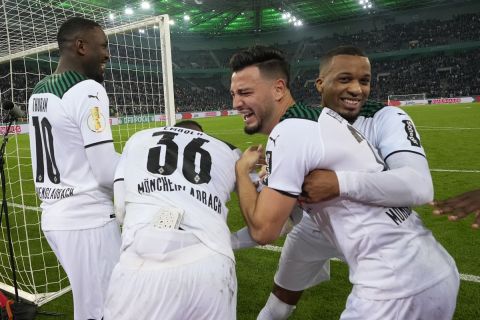 Οι παίκτες της Γκλάντμπαχ πανηγυρίζουν νίκη επί της Μπάγερν για τη φάση των 32 του DFB-Pokal 2021-2022 στο "Μπορούσια Παρκ", Μενχεγκλάντμπαχ | Τετάρτη 27 Οκτωβρίου 2021