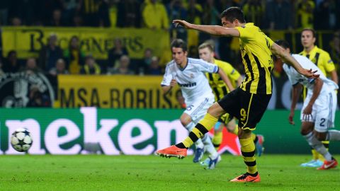DORTMUND, GERMANY - APRIL 24:  Robert Lewandowski of Borussia Dortmund scores his team's fourth goal from the penalty spot during the UEFA Champions League semi final first leg match between Borussia Dortmund and Real Madrid at Signal Iduna Park on April 24, 2013 in Dortmund, Germany.  (Photo by Lars Baron/Bongarts/Getty Images)