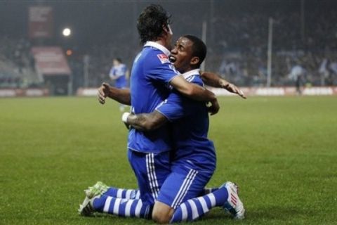 Schalke's Raul, left, and Jefferson Farfan celebrate scoring the opening goal during the German Bundesliga soccer match between FC St. Pauli and FC Schalke 04 in Hamburg, northern Germany, Friday, April 1, 2011. (AP Photo/dapd, Philipp Guelland) NO MOBILE USE UNTIL 2 HOURS AFTER THE MATCH, WEBSITE USERS ARE OBLIGED TO COMPLY WITH DFL-RESTRICTIONS, SEE INSTRUCTIONS FOR DETAILS