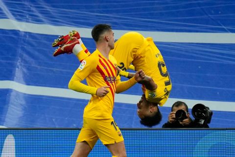 Ο Πιερ Εμερίκ Ομπαμεγιάνγκ της Μπαρτσελόνα πανηγυρίζει γκολ που σημείωσε κόντρα στη Ρεάλ για τη La Liga 2021-2022 στο "Σαντιάγο Μπερναμπέου", Μαδρίτη | Κυριακή 20 Μαρτίου 2022