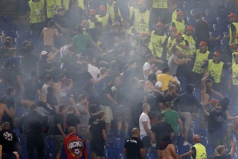 CSKA Moscow's supporters clash with stewards during the Champions League Group E soccer match against AS Roma at the Olympic Stadium in Rome September 17, 2014. REUTERS/Alessandro Bianchi (ITALY - Tags: SPORT SOCCER)