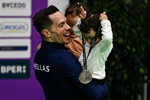 Ο Λευτέρης Πετρούνιας στο βάθρο με τις κόρες του, μετά από την κατάκτηση του 7ου χρυσού μεταλλίου στο Ευρωπαϊκό Πρωτάθλημα του Ρίμινι