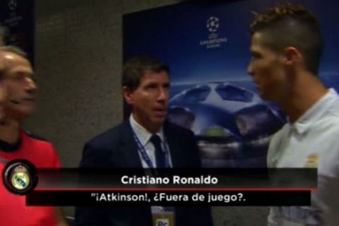 Ο Ρονάλντο εξηγεί στον διαιτητή γιατί δεν υπήρχε οφσάιντ στο 1-0