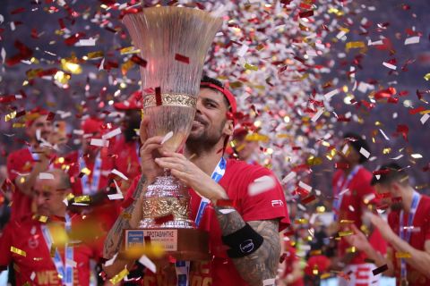 Ο Γιώργος Πρίντεζης σηκώνει την κούπα του πρωταθλητή Ελλάδας | 17 Ιουνίου 2022