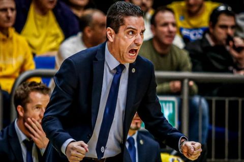 Ο Γιάννης Σφαιρόπουλος φωνάζει στους παίκτες της Μακάμπι σε αγώνα της EuroLeague 2019/20