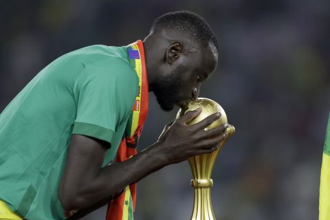Ο παίκτης της Σενεγάλης, Σεϊκού Κουγιατέ, φιλάει το τρόπαιο του Κυπέλλου Εθνών Αφρικής μετά το φινάλε του τελικού μεταξύ της Σενεγάλης και της Αιγύπτου | 6 Φεβρουαρίου 2022