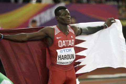 Ο Αμπνταλελάχ Χαρούν πανηγυρίζει την κατάκτηση του Χάλκινου Μεταλλίου στο World Athletics Championships στο Λονδίνο