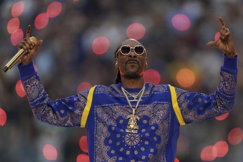 Ο Snoop Dogg κατά τη διάρκεια του Halftime στο Super Bowl