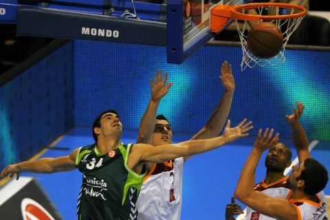 Unicaja's guard Saul Blanco (L) vies for the ball with Virtus Roma's players, Italian centre Andrea Crosariol (2ndL), US forward Charles Smith (2ndR) and Montenegrin forward Vladimir Dasic (R) during their Euroleague basketball match Unicaja against Virtus Roma at the Martin Carpena stadium on November 10, 2010 in Malaga.   AFP PHOTO/ JORGE GUERRERO (Photo credit should read Jorge Guerrero/AFP/Getty Images)