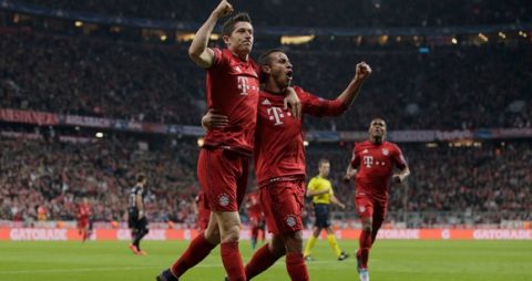 MUNICH, GERMANY - SEPTEMBER 29:  Robert Lewandowski (L) of Bayern Muenchen celebrates scoring his teams second goal with Thiago Alcantara of Bayern Muenchen during the UEFA Champions League Group F match between FC Bayern Munchen and GNK Dinamo Zagreb at the Allianz Arena on September 29, 2015 in Munich, Germany.  (Photo by Adam Pretty/Bongarts/Getty Images)