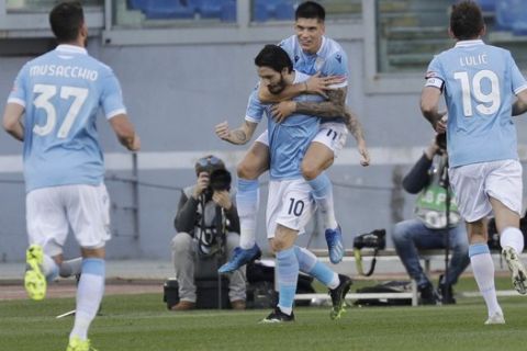 Ο Λουίς Αλμπέρτο πανηγυρίζει γκολ του με τη φανέλα της Λάτσιο κόντρα στην Σαμπντόρια σε ματς της Serie A