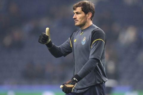 Porto goalkeeper Iker Casillas gestures during the warm up before the Champions League group G soccer match between FC Porto and AS Monaco at the Dragao stadium in Porto, Portugal, Wednesday, Dec. 6, 2017. (AP Photo/Luis Vieira)