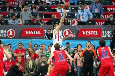 Ο Γιώργος Πρίντεζης σκοράρει το νικητήριο καλάθι στον τελικό της EuroLeague ανάμεσα σε Ολυμπιακό και ΤΣΣΚΑ