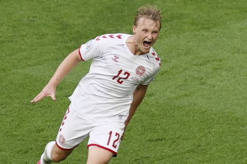 Ο Κάσπερ Ντόλμπεργκ έχει κάνει το 2-0 για τη Δανία στο ματς με την Ουαλία και πανηγυρίζει | 26 Ιουνίου 2021