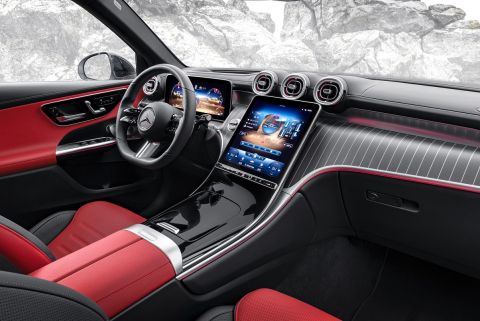 Mercedes-Benz GLC SUV Plug-in-Hybrid; Exterieur: AMG Line, MANUFAKTUR diamantweiß bright; Interieur: AMG Line, Leder zweifarbig powerrot/schwarz // Mercedes-Benz GLC SUV plug-in hybrid; exterior: AMG line, MANUFAKTUR diamond white bright; interior: AMG line, leather two-tone power red/black