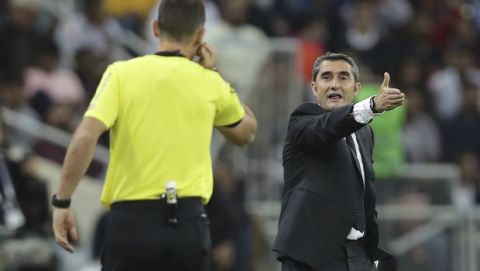 Barcelona's head coach Ernesto Valverde, right, shouts out from the touchline during the Spanish Super Cup semifinal soccer match between Barcelona and Atletico Madrid at King Abdullah stadium in Jiddah, Saudi Arabia, Thursday, Jan. 9, 2020. (AP Photo/Hassan Ammar)