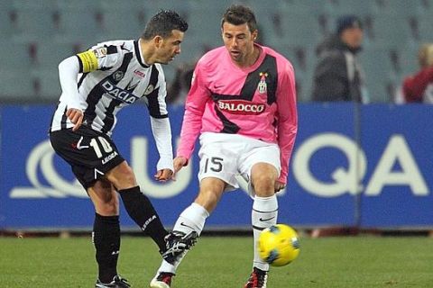 Andrea Barzagli of Juventus (R) and Antonio Di Natale of Udinese in action during the Italian Serie A soccer match Udinese Calcio vs Juventus FC at Friuli stadium in Udine, Italy on 21 December 2011.
ANSA/STEFANO LANCIA