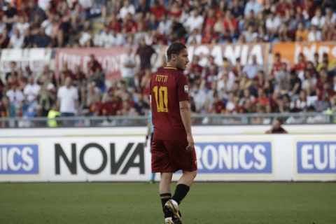 Roma's Francesco Totti walks the pitch during an Italian Serie A soccer match between Roma and Genoa at the Olympic stadium in Rome, Sunday, May 28, 2017. Francesco Totti is playing his final match with Roma against Genoa after a 25-season career with his hometown club. (AP Photo/Alessandra Tarantino)