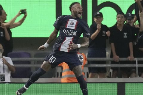 Ο Νεϊμάρ πανηγυρίζει το ένα από τα δύο γκολ που πέτυχε στο Παρί Σεν Ζερμέν - Ναντ | 31 Ιουλίου 2022