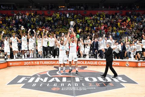 Οι παίκτες της Ρεάλ πανηγυρίζουν την κατάκτηση της EuroLeague το 2018