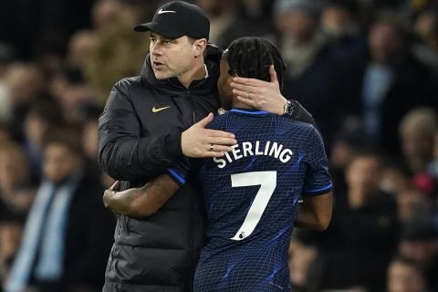 Ο Μαουρίτσιο Ποτσετίνο με τον Ραχίμ Στέρλινγκ στο φινάλε αγώνα της Τσέλσι στην Premier League κόντρα στην Μάντσεστερ Σίτι | 17 Φεβρουαρίου 2024