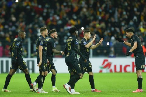 Οι παίκτες της Λανς πανηγυρίζουν το γκολ εναντίον της Παρί Σεν Ζερμέν σε αγώνα για τη Ligue 1