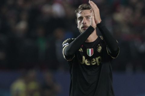  Juventus' Claudio Marchisio greets the audience at the end of the Champions League Group D soccer match between Sevilla and Juventus, Ramon Sanchez-Pizjuan stadium in Seville, Spain, Tuesday, Dec. 8, 2015. (AP Photo/Miguel Angel Morenatti)  