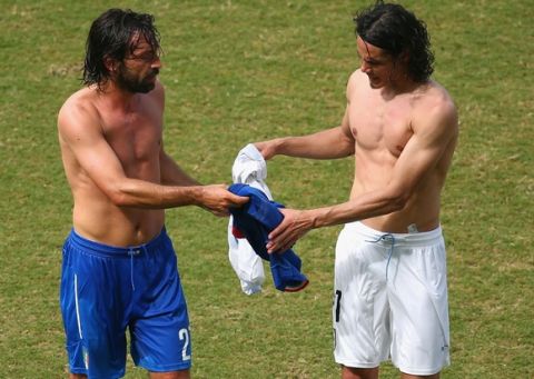 NATAL, BRAZIL - JUNE 24:  Andrea Pirlo of Italy and Edinson Cavani of Uruguay exchange jerseys during the 2014 FIFA World Cup Brazil Group D match between Italy and Uruguay at Estadio das Dunas on June 24, 2014 in Natal, Brazil.  (Photo by Julian Finney/Getty Images)
