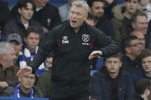 West Hams's manager David Moyes shouts instruction during the English Premier League soccer match between Chelsea and West Ham United at Stamford Bridge stadium in London, Sunday, April 8, 2018. (AP Photo/Matt Dunham)