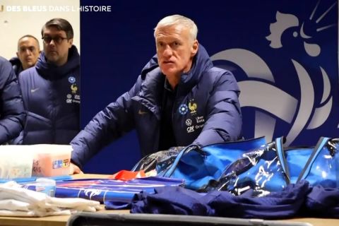 Ο Ντιντιέ Ντεσάμπ μιλά στους παίκτες του στο ημίχρονο Γαλλία - Γιβραλτάρ