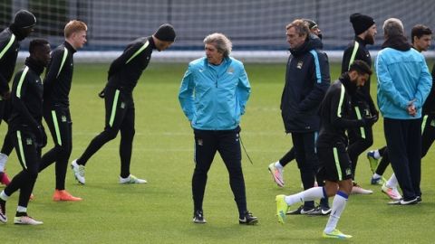 "Manchester City's Chilean manager Manuel Pellegrini (C) watches his players during a team training session at the City Academy in Manchester, north west England, on May 3, 2016..Manchester City will play against Real Madrid CF in a UEFA Champions League semi-final second leg football match in Madrid on May 4. / AFP / PAUL ELLIS        (Photo credit should read PAUL ELLIS/AFP/Getty Images)"