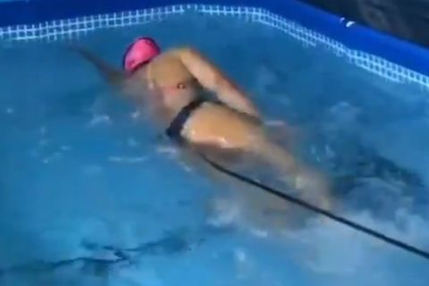 Κορονοϊός: Κολυμβήτρια προπονείται με αυτοσχέδια πισίνα στο σπίτι