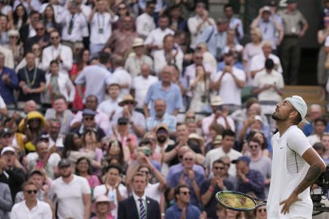 Ο Νικ Κύργιος στο Wimbledon μετά από αναμέτρηση στα προημιτελικά με τον Κριστιάν Γκαρίν
