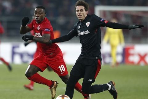 Athletic's Ander Iturraspe, right, vies for the ball with Spartak's Quincy Promes, center, during the Europa League, round of 32 first-leg soccer match between Spartak Moscow and Athletic Club Bilbao at the Otkrytiye Arena in Moscow, Russia, Thursday, Feb. 15, 2018. (AP Photo/Pavel Golovkin)