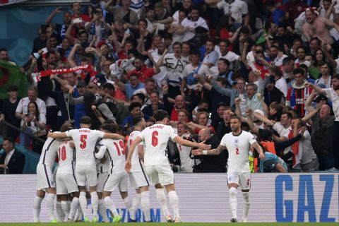 Οι παίκτες της Αγγλίας πανηγυρίζουν το γκολ απέναντι στην Ιταλία για το Euro 2020.