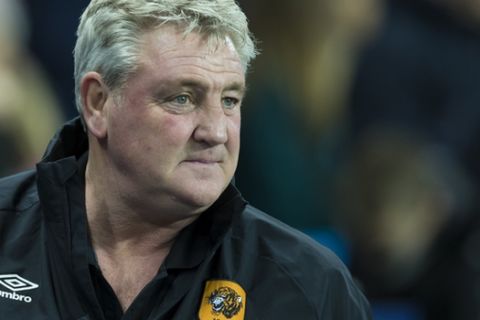 Hull City's manager Steve Bruce takes to the touchline before his team's English League Cup soccer match between Manchester City and Hull City at the Etihad Stadium, Manchester, England, Tuesday, Dec. 1, 2015. (AP Photo/Jon Super)   