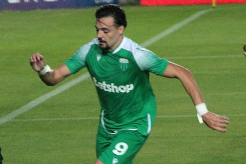 Ο Αντριάν Πέτρε με τη φανέλα του Λεβαδειακού σε ματς της σεζόν 2022-23