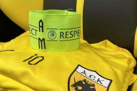 AEK: Το περιβραχιόνιο με τα αρχικά των Άλκη και Μιχάλη στον αγώνα με τον Αστέρα