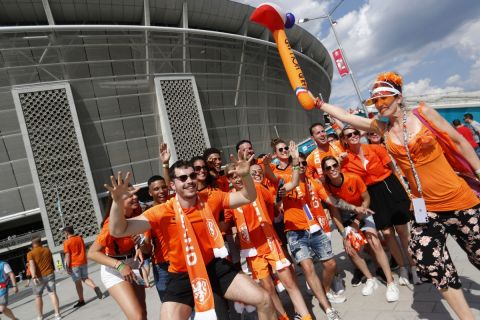 Φίλαθλοι της Ολλανδίας έξω από την "Πούσκας Αρένα" πριν από την αναμέτρηση με την Τσεχία για τη φάση των 16 του Euro 2020, Βουδαπέστη | Κυριακή 27 Ιουνίου 2021